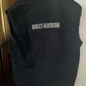 Harley Davidson Men's Black Sleeveless Button-Up Shirt with Embroidered Graphics